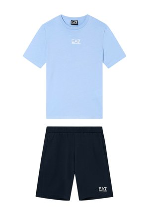 T-shirt azzurro chiaro a maniche corte con logo EA7 bianco e pantaloncini neri con elastico in vita e logo EA7 bianco sulla gamba sinistra.