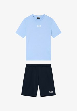 T-shirt azzurro chiaro a maniche corte con logo EA7 bianco e pantaloncini neri con elastico in vita e logo EA7 bianco sulla gamba sinistra.