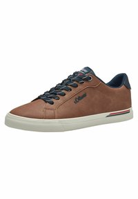 Braune Leder-Sneaker mit weißer Sohle, marineblauen Schnürsenkeln und einem marineblauen Akzent an der Ferse. Verfügt über dezente Logo- und Streifendetails in Rot und Blau.