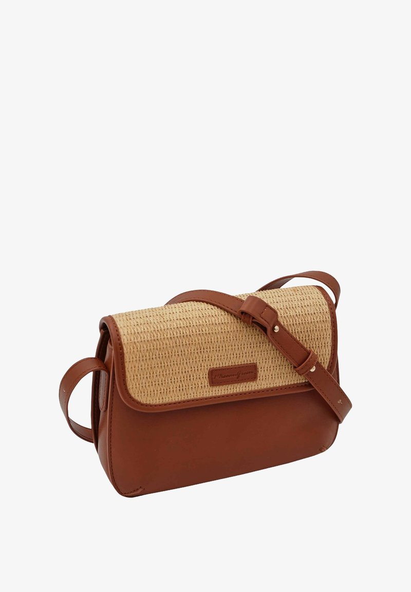 Sac à épaule en simili cuir marron avec un rabat en paille tissée. Dispose d'une bandoulière réglable et d'une forme rectangulaire avec une finition lisse.