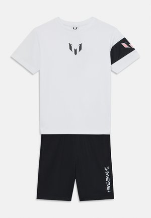 Tricou alb cu mâneci scurte și logo negru, asortat cu pantaloni scurți negri ce afișează textul alb 'MESSI'. Material moale, design sportiv și accente în contrast.