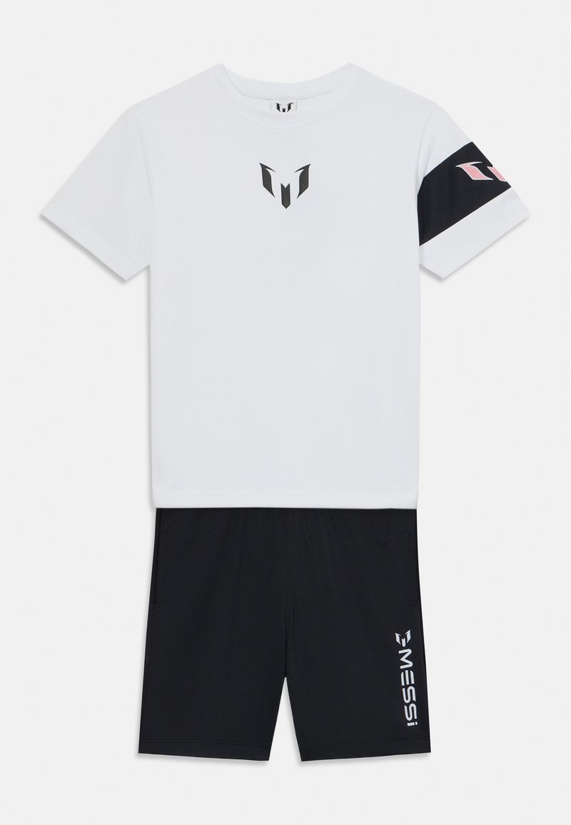 T-shirt blanc à manches courtes avec logo noir, associé à un short noir affichant le texte blanc 'MESSI'. Tissu doux, design sportif et accents de contraste.
