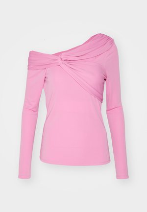 Long-sleeve shirt in light pink, featuring an off-shoulder design with twisted fabric and a smooth texture.