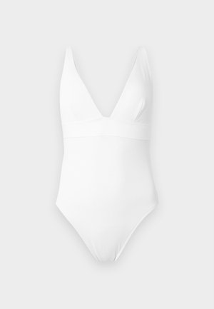 Hvitt badedrakt med dyp V-utrigning og teksturert ribbestrikket stoff på nøytral bakgrunn.