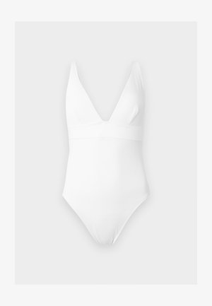 Hvitt badedrakt med dyp V-utrigning og teksturert ribbestrikket stoff på nøytral bakgrunn.