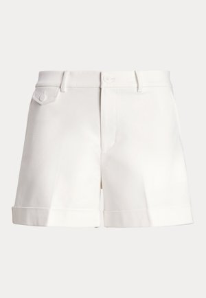 Baltos medvilninės šortai tiesiu kirpimu, su sagos užsegimu, dviem kišenėmis ir užlenktais kraštais struktūruotam vaizdui.