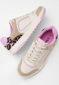 Sneakers beige con accenti rosa e tallone a stampa leopardo. Realizzati in pelle e suede; design classico con lacci e superfici testurizzate.
