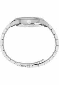 Reloj de pulsera de metal plateado con una caja rectangular y una correa de eslabones con un diseño discreto y un cierre de broche.