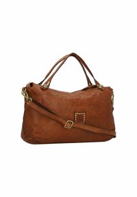 Bolso de mano de cuero marrón con acentos de tachuelas, dos asas de transporte y una correa para el hombro ajustable. Textura suave con una forma blanda.