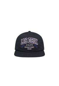 Schwarze Baumwollmütze mit flacher Krempe, die mit dem gestickten Text "LES DEUX ATHLETIC DEPARTMENT EST 2011" in Weiß und Blau versehen ist.