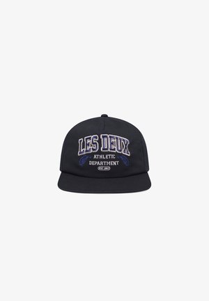 Boné preto feito de algodão com aba plana, apresentando o texto bordado "LES DEUX ATHLETIC DEPARTMENT EST 2011" em branco e azul.