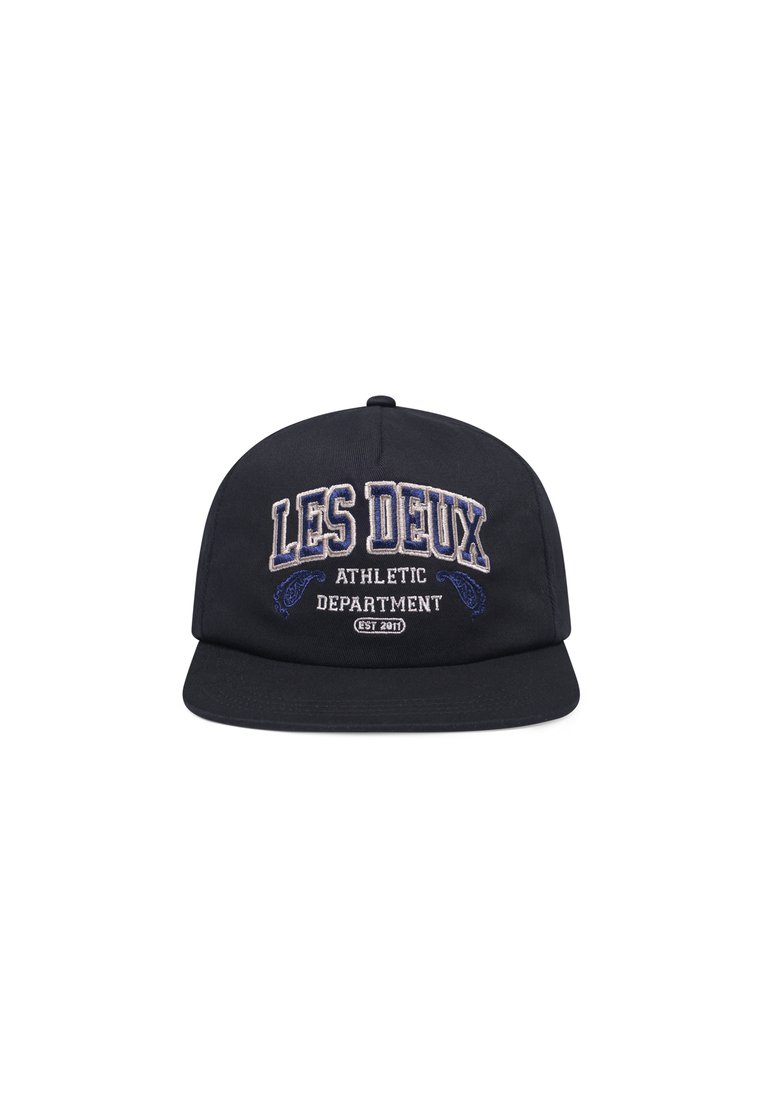 Schwarze Baumwollmütze mit flacher Krempe, die mit dem gestickten Text "LES DEUX ATHLETIC DEPARTMENT EST 2011" in Weiß und Blau versehen ist.