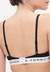 Tommy Hilfiger - Biustonosz z trójkątną miseczką