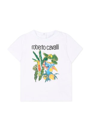 Camicia bianca a maniche corte con la scritta "roberto cavalli" sopra uccelli tropicali colorati, foglie verdi e grafica di frutta sul davanti.