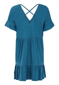 Teal mekko, jossa on V-pääntie, ristikkäiset takahihnat, lyhyet röyhelöhihat, pitsiyksityiskohta vyötäröllä ja flare röyhelöhelma. Pehmeä, teksturoitu kangas.