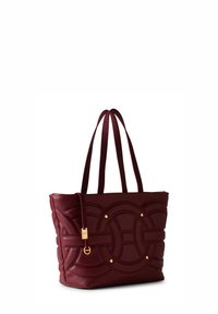 Borsa a tracolla bordeaux in pelle texturizzata, con un design trapuntato, dettagli in hardware dorato e due spallacci coordinati.