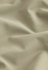 Gaiši bēšs audums ar smalku rūtainu struktūru, izceļas ar mīkstām, plūstošām kontūrām un vienmērīgām virsmas variācijām. Ideāli piemērots apdarei.