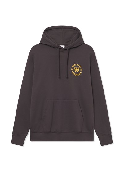 Sweat à capuche gris foncé avec poche avant et logo jaune "Wood Wood Copenhagen 2002" sur la poitrine gauche.