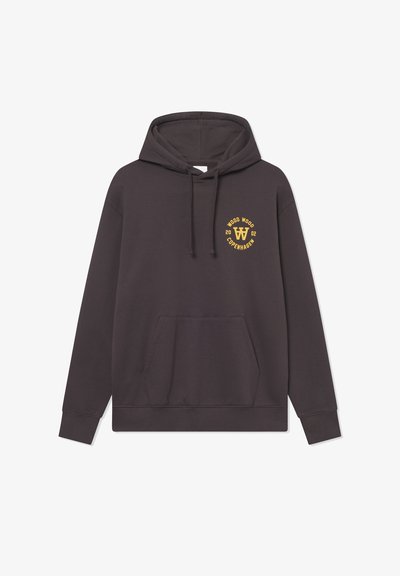 Sweat à capuche gris foncé avec poche avant et logo jaune "Wood Wood Copenhagen 2002" sur la poitrine gauche.