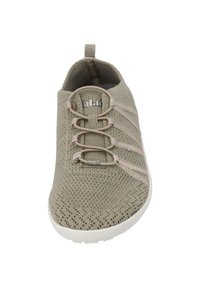 Helle taupe Strick-Sneaker mit elastischen Schnürsenkeln, runder Zehenpartie, strukturiertem Obermaterial und einer weißen Gummisohle. Markenlogo auf dem Obermaterial sichtbar.