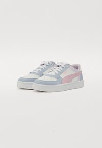 Sneakers med en hvit lær tåboks, lys blå overdel og rosa detaljer på siden; flat hvit gummisåle, snøring.