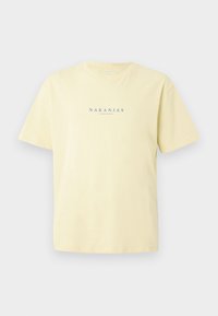 T-shirt di cotone giallo chiaro con maniche corte e scollo rotondo. Presenta il testo blu "NARANJAS" sul petto.