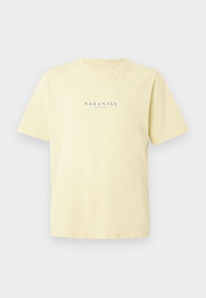 T-shirt di cotone giallo chiaro con maniche corte e scollo rotondo. Presenta il testo blu "NARANJAS" sul petto.