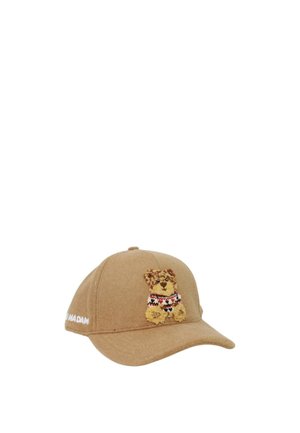 Hellbraune Baseballkappe mit einem bestickten Teddybär, der vorne einen gemusterten Pullover trägt, und weißem Text an der Seite.
