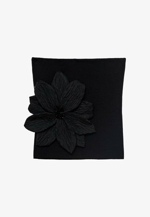 Čierna pletená čelenka s veľkým čiernym textúrovaným kvetom s perlovým stredom, ktorý dodáva dizajnu dekoratívny nádych.