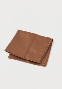 Lenço de bolso em cetim castanho, dobrado, com textura suave e brilho subtil. As bordas têm costura limpa, sem padrões ou elementos visíveis.