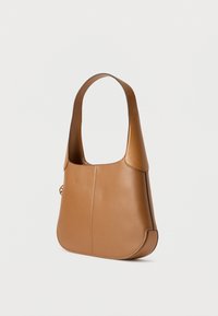 Bolso de mano de cuero marrón con textura suave, cuerpo redondeado y correa ancha. Presenta un diseño minimalista y detalles sutiles de costuras.