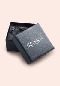 Scatola per gioielli nera con texture e coperchio a cerniera, con una finitura satinata e il logo argento "Sofia Milani Jewels" sul fronte. Aperta, rivela carta velina nera.