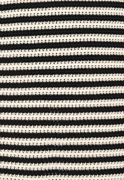 Črno-bela pletena tkanina s prožnimi vodoravnimi črtami, ki izmenično predstavljajo debele in tanke teksturirane linije.