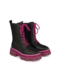 Botas de combate de cuero negro con cordones de color rosa brillante, una entresuela texturizada rosa y suelas de goma gruesas. Cremallera lateral para facilitar su uso.