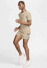 Nike Performance SECONDSUNRISE - Kurze Sporthose - khaki smoke grey black