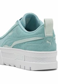 Mentazöld nubuk bőr sneaker fehér gumitalppal, varrott mintázattal, PUMA logóval és anyagból készült húzófüllel a saroknál.