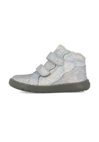 Botas de tobillo plateadas con textura, dos correas de velcro, un forro suave y una suela de goma gris, mostrando una superficie reflectante y con patrón.