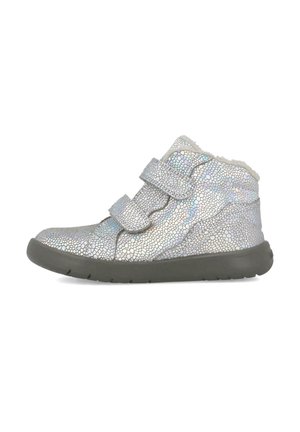 Botas de tobillo plateadas con textura, dos correas de velcro, un forro suave y una suela de goma gris, mostrando una superficie reflectante y con patrón.