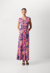 Robe maxi présentant un motif floral et abstrait vif dans les tons rose, bleu et orange ; manches courtes et taille smockée pour une silhouette ajustée.