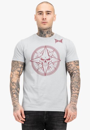 TAPOUT NORMALE PASSFORM SKRAPE - Majica kratkih rukava s printom - grey red