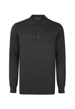 Polo de manga larga color gris oscuro, hecho de una tela texturizada, que presenta un tapacierre de tres botones, cuello acanalado y puños.