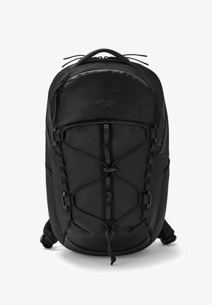 Fekete hátizsák texturált anyagból, állítható elülső bungee rendszerrel és ergonómikus pántokkal. Cipzáras zsebbel és minimális márkázással rendelkezik.