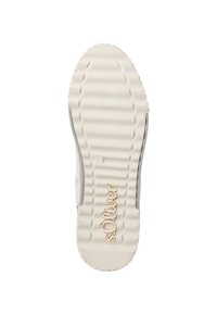 Sohle eines Sneakers mit texturierter Oberfläche, hauptsächlich weiß mit grauen Akzenten und einem goldgeprägten Logo, das ausgeprägte Rillen aufweist.