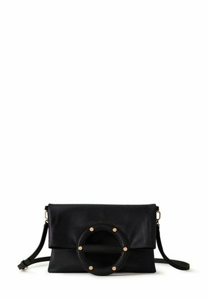 Sac bandoulière en cuir noir texturé avec rabat pliant et grande boucle décorative circulaire cloutée dorée à l'avant, bandoulière réglable.