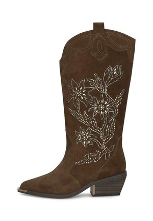 Bota vaquera de ante marrón con tachuelas florales y bordados, punta estrecha y tacón de madera inclinado.