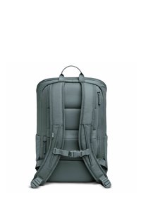 Zaino in verde smorzato, con spallacci e pannello posteriore in rete imbottita, tasche laterali con zip e maniglia superiore. Finitura in tessuto liscia.