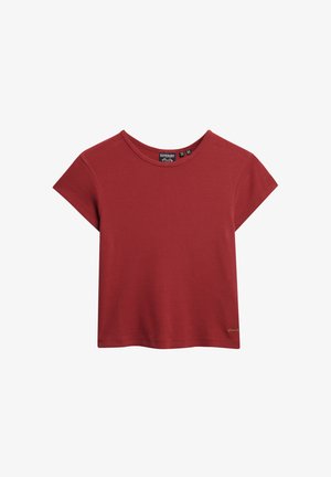 Czerwona koszulka z krótkim rękawem, wykonana z miękkiej bawełny. Ma okrągły dekolt i mały akcent w postaci logo w prawym dolnym rogu.