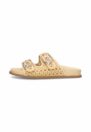 Sandalo beige senza lacci con cinturini intrecciati, due fibbie regolabili e piccoli fiocchi decorativi su ogni fibbia.