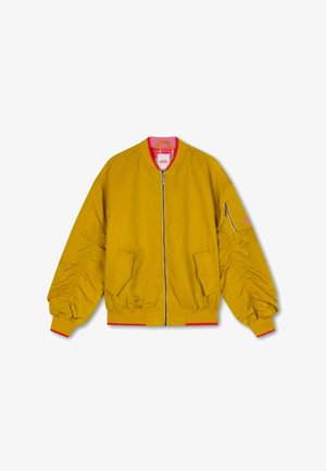 Gele bomberjack met een ritssluiting aan de voorkant, geribbelde boorden aan de mouwen en zoom, zijzakken en een roze binnenvoering. Heeft geplooide mouwen en een klein zakje met ritssluiting.