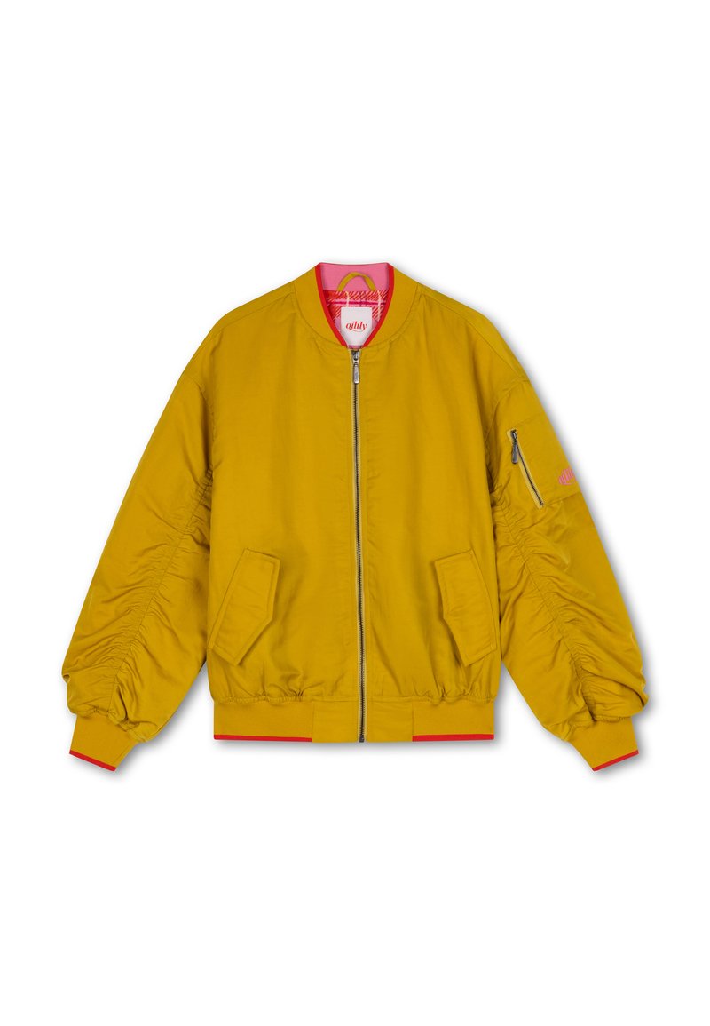 Gele bomberjack met een ritssluiting aan de voorkant, geribbelde boorden aan de mouwen en zoom, zijzakken en een roze binnenvoering. Heeft geplooide mouwen en een klein zakje met ritssluiting.